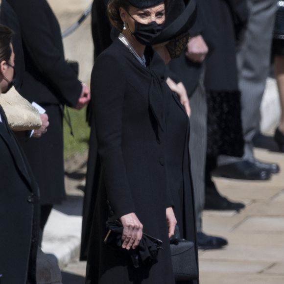 Kate Middleton avait porté cette même robe et ce même manteau en avril 2021 lors des obsèques du prince Philip, duc d'Edimbourg à la chapelle Saint-Georges du château de Windsor

Catherine Kate Middleton, la duchesse de Cambridge et Camilla Parker Bowles, duchesse de Cornouailles - Arrivées aux funérailles du prince Philip, duc d'Edimbourg à la chapelle Saint-Georges du château de Windsor, le 17 avril 2021.