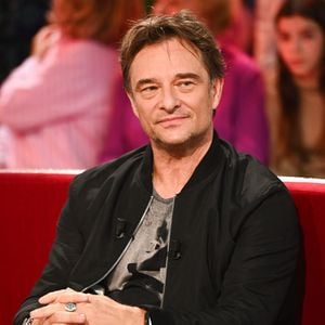 "Je voulais partager une info avec vous", a confié la star. "J'ai la chance de pouvoir re-tourner avec Josée Dayan aux commandes d'une nouvelle série qui va s'appeler 'Ardennes' pour France Télévisions, France 2 plus précisément".

Exclusif - David Hallyday - Enregistrement de l'émission "Vivement Dimanche", présentée par M.Drucker et diffusée le 27 octobre sur France 3
© Guillaume Gaffiot / Bestimage