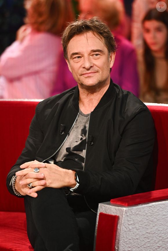"Je voulais partager une info avec vous", a confié la star. "J'ai la chance de pouvoir re-tourner avec Josée Dayan aux commandes d'une nouvelle série qui va s'appeler 'Ardennes' pour France Télévisions, France 2 plus précisément".

Exclusif - David Hallyday - Enregistrement de l'émission "Vivement Dimanche", présentée par M.Drucker et diffusée le 27 octobre sur France 3
© Guillaume Gaffiot / Bestimage