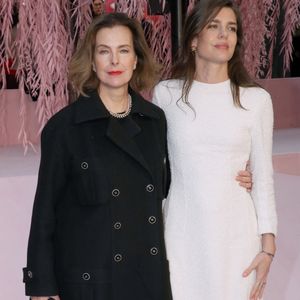 Elle pratique le yoga du rire au quotidien.

Carole Bouquet et Charlotte Casiraghi - Défilé de Mode Chanel - Front Row, Collection Haute Couture Printemps/Été 2026, dans le cadre de la Fashion Week de Paris, France, le 27 Janvier 2026.

© Bertrand Rindoff / Bestimage