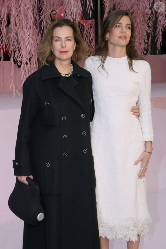 Elle pratique le yoga du rire au quotidien.

Carole Bouquet et Charlotte Casiraghi - Défilé de Mode Chanel - Front Row, Collection Haute Couture Printemps/Été 2026, dans le cadre de la Fashion Week de Paris, France, le 27 Janvier 2026.

© Bertrand Rindoff / Bestimage