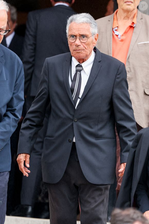 Le photographe conclut avec tendresse et humour, reconnaissant qu’il est difficile de ne pas s’attacher à Michel Sardou.

Jean-Marie Périer - Sortie des obsèques de l'auteure-compositrice-interprète et actrice française Françoise Hardy au crématorium du cimetière du Père-Lachaise à Paris, France, le 20 juin 2024. © Jacovides-Moreau/Bestimage