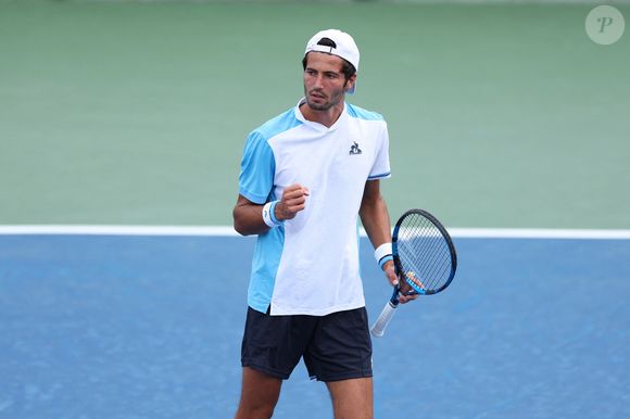 Pour cause, il s'agit d'un joueur professionnel de tennis, mondialement classé.

Titouan Droguet (Fra) - L'US Open de tennis bat son plein à Flushing Meadows (New York), le 28 août 2023. 
© Antoine Couvercelle / Panoramic / Bestimage