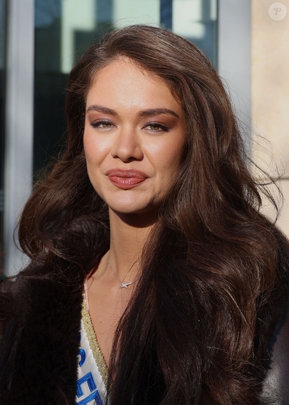 Ce jour-là, elle a avoué être admirative de l'humoriste Ahmed Sylla

Exclusif - Miss France 2026 Hinaupoko Deveze à sa sortie des studios de RTL, à Neuilly-sur-Seine, France, le 6 janvier 2026. © Bestimage