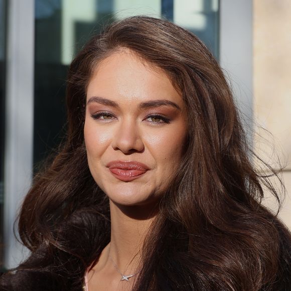 Ce jour-là, elle a avoué être admirative de l'humoriste Ahmed Sylla

Exclusif - Miss France 2026 Hinaupoko Deveze à sa sortie des studios de RTL, à Neuilly-sur-Seine, France, le 6 janvier 2026. © Bestimage