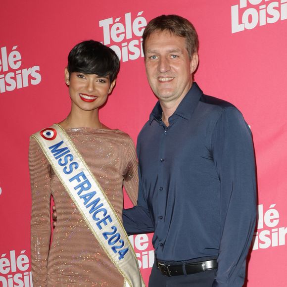 Eve Gilles, Miss France 2024 et Frédéric Gilbert - Photocall de la soirée "Télé Loisirs Awards 2024" aux Jardins du Pont-Neuf à Paris le 23 septembre 2024. © Coadic Guirec/Bestimage