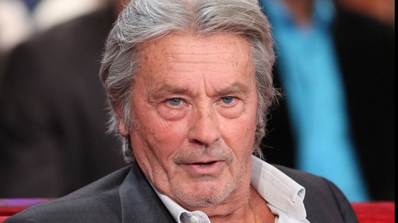 Alain Delon père d'un 4ème enfant ? La justice prend une décision qui change tout pour les proches d'Ari Boulogne et l'héritage