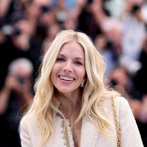 Elle répond aussi aux critiques sur sa grossesse après 40 ans et la différence d’âge avec son compagnon Oli Green.

Sienna Miller - Photocall du film "Horizon : An American Saga" lors du 77ème Festival International du Film de Cannes le 19 mai 2024.

© Jacovides / Moreau / Bestimage