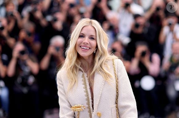 Elle répond aussi aux critiques sur sa grossesse après 40 ans et la différence d’âge avec son compagnon Oli Green.

Sienna Miller - Photocall du film "Horizon : An American Saga" lors du 77ème Festival International du Film de Cannes le 19 mai 2024.

© Jacovides / Moreau / Bestimage