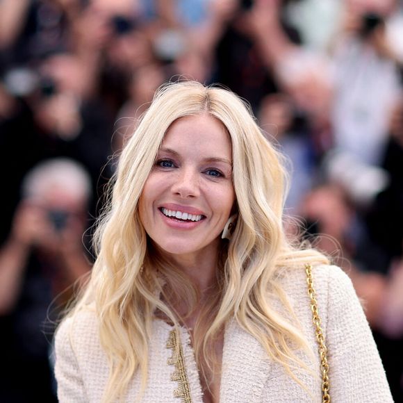 Elle répond aussi aux critiques sur sa grossesse après 40 ans et la différence d’âge avec son compagnon Oli Green.

Sienna Miller - Photocall du film "Horizon : An American Saga" lors du 77ème Festival International du Film de Cannes le 19 mai 2024.

© Jacovides / Moreau / Bestimage