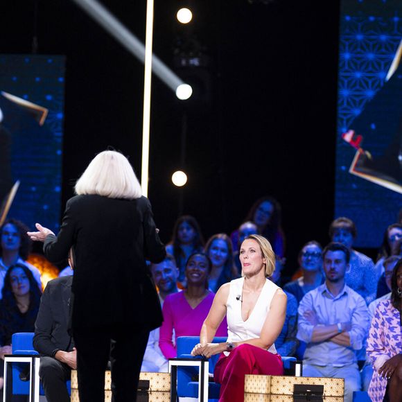 Exclusif - Lorie (Laure Pester) et Michèle Torr lors de l'enregistrement de l'émission "La Boîte à secrets", présentée par F.Bollaert et diffusée le 3 octobre 2025 sur France 3, dans les studios du Lendit à Saint-Denis, Seine Saint-Denis, France, le 9 septembre 2025. © Pierre Perusseau/Bestimage