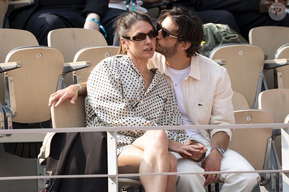 Pierre Niney et Natasha Andrews ont choisi d'aller vivre loin de la vie médiatique.

Pierre Niney, sa compagne Natasha Andrews en tribunes lors de la finale messieurs des Internationaux de France de Tennis de Roland Garros 2025 (jour 15), à Paris, France, le 8 juin 2025. © Cyril Moreau/Bestimage