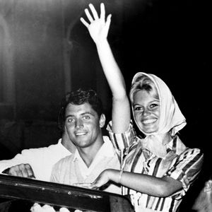 La photo d'archive datée du 5 septembre 1958 montre Brigitte Bardot saluant la foule qui l'acclame alors qu'elle monte sur un bateau à moteur avec Sacha Distel à son arrivée à Venise pour le 19e festival du film. Photo par TopFoto/Avalon/ABACAPRESS.COM