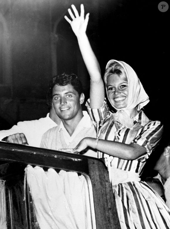La photo d'archive datée du 5 septembre 1958 montre Brigitte Bardot saluant la foule qui l'acclame alors qu'elle monte sur un bateau à moteur avec Sacha Distel à son arrivée à Venise pour le 19e festival du film. Photo par TopFoto/Avalon/ABACAPRESS.COM