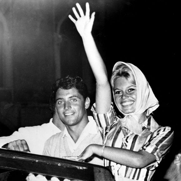 La photo d'archive datée du 5 septembre 1958 montre Brigitte Bardot saluant la foule qui l'acclame alors qu'elle monte sur un bateau à moteur avec Sacha Distel à son arrivée à Venise pour le 19e festival du film. Photo par TopFoto/Avalon/ABACAPRESS.COM