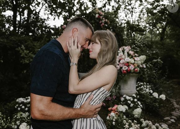 Elles ont toutes les deux réagi à l'annonce du mariage de Taylor Swift et Travis Kelce.

Taylor Swift et Travis Kelce et 26 août 2025.

Photo : ZUMA Press Wire / Bestimage