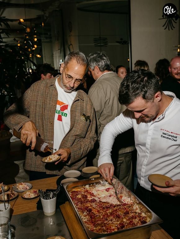 La capitale française continue néanmoins d’accueillir régulièrement le chef, notamment pour la promotion de ses ouvrages, dont Simple Too, paru en septembre 2026.

Yotam Ottolenghi, chef mondialement connu.