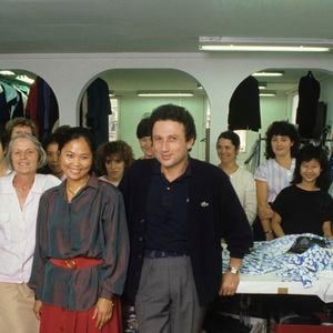Archives - En France, à Paris, Pierre Cardin, Michel Drucker, et sa fille adoptive cambodgienne Yleng  dans l'atelier de couture de chez CARDIN où elle est première main. Septembre 1987
© Michel Ristroph via Bestimage