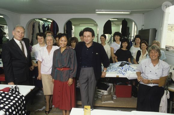 Archives - En France, à Paris, Pierre Cardin, Michel Drucker, et sa fille adoptive cambodgienne Yleng  dans l'atelier de couture de chez CARDIN où elle est première main. Septembre 1987
© Michel Ristroph via Bestimage