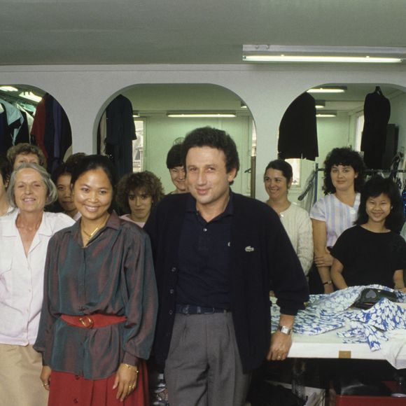 Archives - En France, à Paris, Pierre Cardin, Michel Drucker, et sa fille adoptive cambodgienne Yleng  dans l'atelier de couture de chez CARDIN où elle est première main. Septembre 1987
© Michel Ristroph via Bestimage