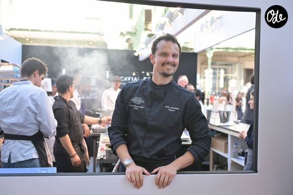 En attendant de dévoiler ces initiatives, il invite vivement ses followers à soutenir financièrement la Croix-Rouge colombienne, qu'il désigne comme une "référence fiable" pour agir dans l'urgence.

Juan Arbelaez lors de l'inauguration de la 11ème édition du festival gastronomique "Taste" au Grand Palais à Paris le 21 mai 2026. © Alexandre Fay/PixPlanete/Bestimage