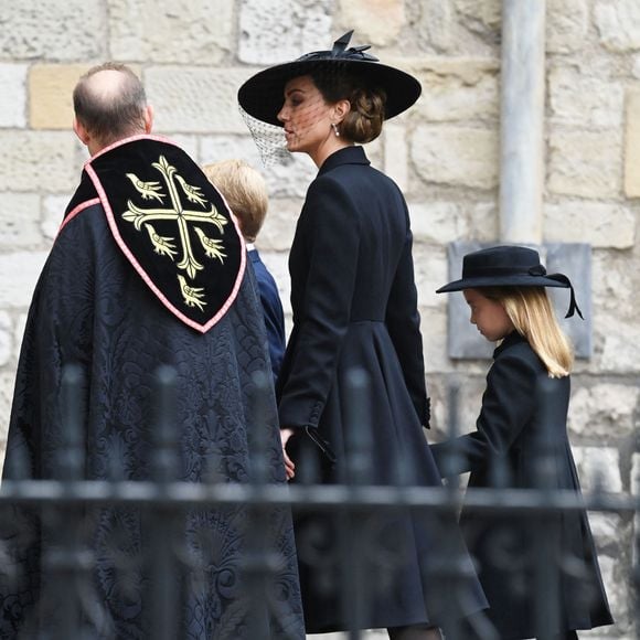 Catherine (Kate) Middleton, princesse de Galles (robe Alexander McQueen), La princesse Charlotte de Galles - Arrivées au service funéraire à l'Abbaye de Westminster pour les funérailles d'Etat de la reine Elizabeth II d'Angleterre. Le sermon est délivré par l'archevêque de Canterbury Justin Welby (chef spirituel de l'Eglise anglicane) au côté du doyen de Westminster David Hoyle. Londres, le 19 septembre 2022.