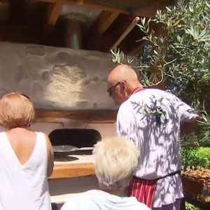 Michel Drucker dévoile des images de la maison de Mimie Mathy située à Vaison-la-Romaine dans l'émission Vivement dimanche le 9 février 2025 sur France 3.