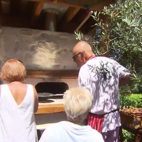 Michel Drucker dévoile des images de la maison de Mimie Mathy située à Vaison-la-Romaine dans l'émission Vivement dimanche le 9 février 2025 sur France 3.