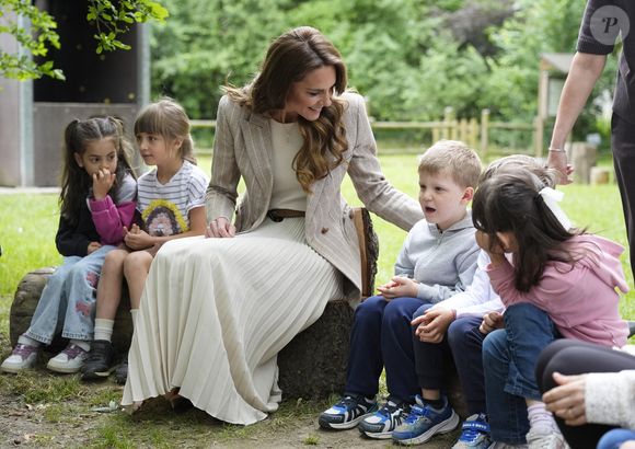 Très investie dans les sujets liés à la petite enfance, elle s’est dite admirative de cette école et de son fonctionnement.

Catherine (Kate) Middleton, princesse de Galles, visite l'école maternelle Salvador Allende à Reggio Emilia (Italie), lors de son voyage consacré à la petite enfance, le 14 mai 2026.
© GOFF / Bestimage