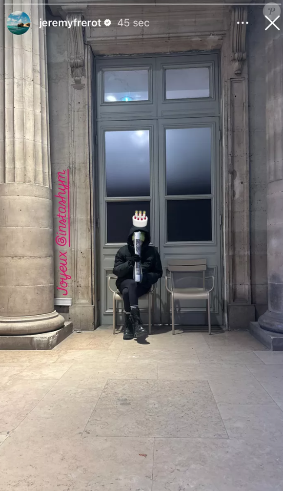 Son geste simple et tendre a été particulièrement remarqué par les internautes.

Capture Instagram Jérémy Frérot