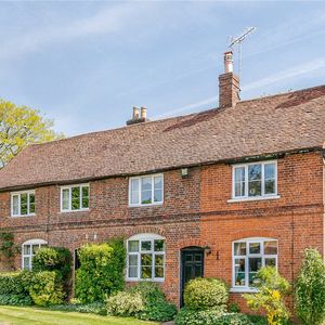 En 2009, à 21 ans, il achète comptant Kimpton Grange, un domaine de 5,4 millions de livres.

Rupert Grint, la star de « Harry Potter », met en vente son manoir du XVIIIe siècle pour 6 millions de livres sterling. Photo : ABACAPRESS.COM