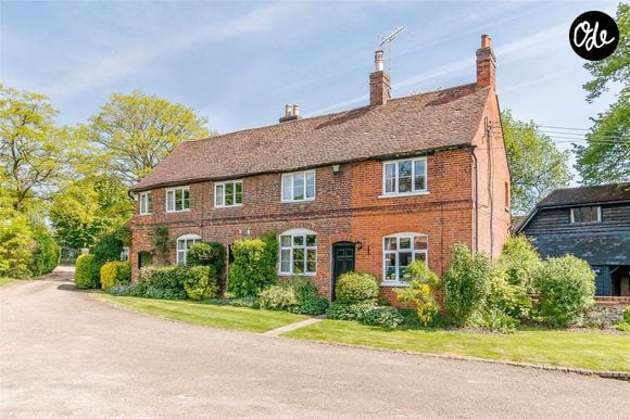 En 2009, à 21 ans, il achète comptant Kimpton Grange, un domaine de 5,4 millions de livres.

Rupert Grint, la star de « Harry Potter », met en vente son manoir du XVIIIe siècle pour 6 millions de livres sterling. Photo : ABACAPRESS.COM