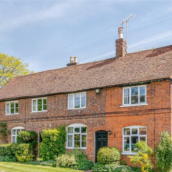 En 2009, à 21 ans, il achète comptant Kimpton Grange, un domaine de 5,4 millions de livres.

Rupert Grint, la star de « Harry Potter », met en vente son manoir du XVIIIe siècle pour 6 millions de livres sterling. Photo : ABACAPRESS.COM
