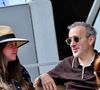 C’est avec Aude, de 34 ans sa cadette, qu’il a eu le bonheur de voir arriver un autre fils dans sa vie. 

Élie Semoun et Aude dans les tribunes de Roland Garros le 01 juin 2025 à Paris, France. Photo by ABACAPRESS.COM
