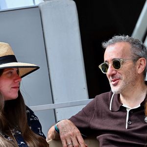C’est avec Aude, de 34 ans sa cadette, qu’il a eu le bonheur de voir arriver un autre fils dans sa vie. 

Élie Semoun et Aude dans les tribunes de Roland Garros le 01 juin 2025 à Paris, France. Photo by ABACAPRESS.COM