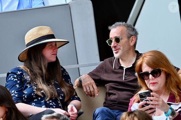 C’est avec Aude, de 34 ans sa cadette, qu’il a eu le bonheur de voir arriver un autre fils dans sa vie. 

Élie Semoun et Aude dans les tribunes de Roland Garros le 01 juin 2025 à Paris, France. Photo by ABACAPRESS.COM