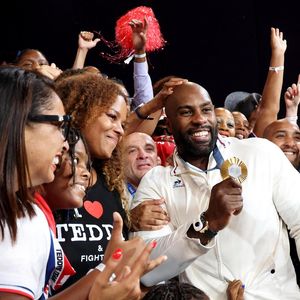 Teddy Riner avec sa femme Luthna et ses enfants - Teddy Riner sacré champion Olympique aux épreuves de judo +100KG lors des Jeux Olympiques de Paris 2024 (JO) à l' Arena Champs de Mars à Paris le 2 Aout 2024. © Jacovides-Perusseau/Bestimage