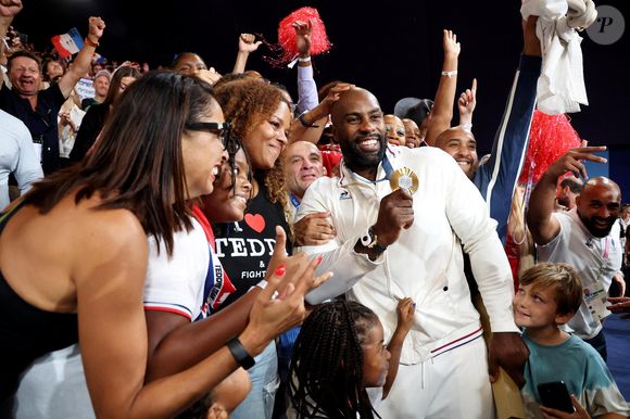 Teddy Riner avec sa femme Luthna et ses enfants - Teddy Riner sacré champion Olympique aux épreuves de judo +100KG lors des Jeux Olympiques de Paris 2024 (JO) à l' Arena Champs de Mars à Paris le 2 Aout 2024. © Jacovides-Perusseau/Bestimage