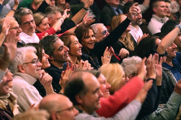 Le couple a été photographié en train de rire aux éclats aux côtés d'Ary Abittan.

Exclusif - Eclats de rire de Pascal Praud, sa compagne Catherine Bancarel et Ary Abittan, Nicole Coullier  - Célébrités au spectacle « Laurent Gerra se met à table ! », à savourer au Casino de Paris, à Paris, France, le 10 Décembre 2024. 

© Bertrand Rindoff / Bestimage