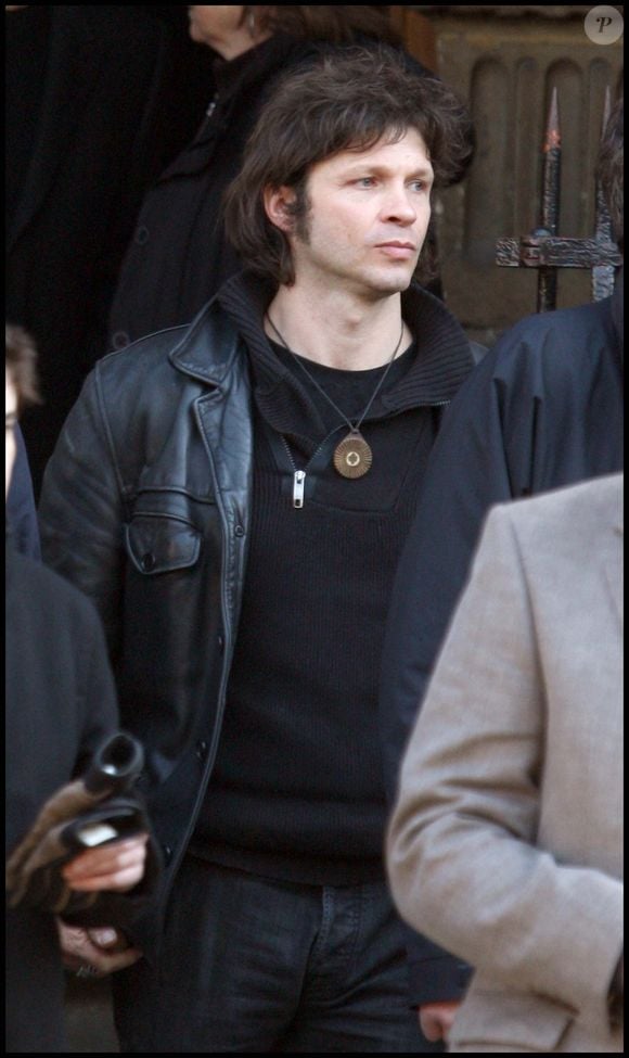 Et surtout à ceux qui ne comprennent pas qu'il puisse remonter sur scène après avoir tué Marie Trintignant 

Bertrand Cantat - Obsèques d'Alain Bashung à Saint-Germain-des-Prés  Guillaume Gaffiot/Bestimage
