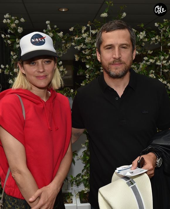 Guillaume Canet et sa compagne Marion Cotillard au village lors des internationaux de France à Roland Garros le 10 juin 2018.
© Veeren / Bestimage