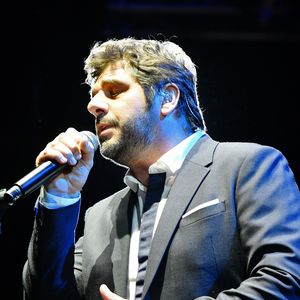 Patrick Fiori accompagné par l'orchestre Philarmonique de Nice durant le concert du 14 juillet 2018 à Nice en hommage aux victimes de l'attentat du 14 juillet 2016 suivi d'un laché de ballons et de l'allumage des 86 faisceaux lumineux depuis la Promenade des Anglais, symbolisant chacune des victimes. © Bruno Bebert/Bestimage