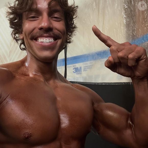Joseph Baena suit les traces de son célèbre père et remporte sa première compétition de bodybuilding. Instagram