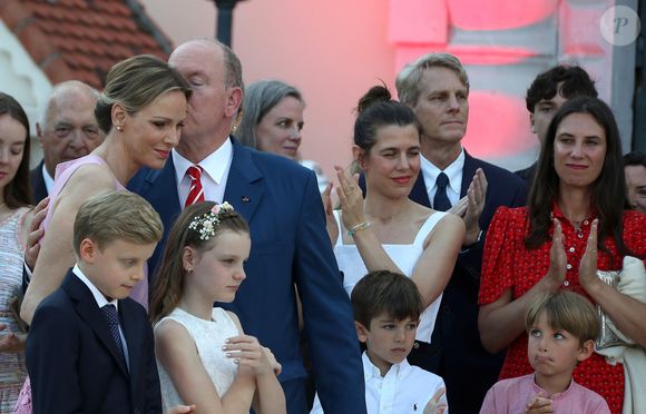 Toute la famille était réunie pour l'occasion, y compris Charlotte Casiraghi

Alexandra de Hanovre, Charlotte Casiraghi, Balthazar Casiraghi-Rassam, le Prince Albert II de Monaco, le Prince Jacques Grimaldi, la Princesse Gabriella Grimaldi, la Princesse Charlène de Monaco, Tatiana Santo Domingo lors de la célébration des 20 ans de règne du Prince Albert II de Monaco, sur la place du Palais à Monte-Carlo, Monaco, le 19 juillet 2025. Cyril Dodergny/Nice Matin/Bestimage