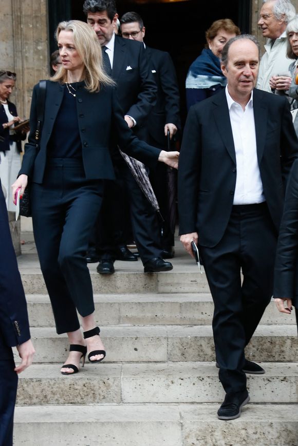 Xavier Niel et Delphine Arnault ont finalement remporté l’enchère par l’intermédiaire de leur société de gestion immobilière, SNC CF BIS, dont ils sont les seuls actionnaires. 

Exclusif - Delphine Arnault et son compagnon Xavier Niel à la sortie de la messe hommage à Doris Brynner dans l'église Saint-Philippe-du-Roule à Paris le 4 juin 2025.© Christophe Clovis / Bestimage