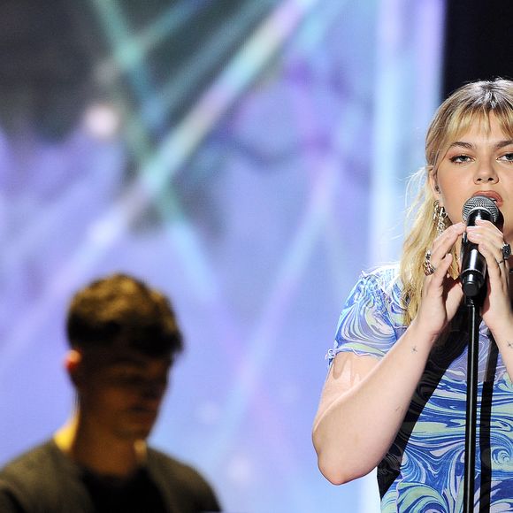 Louane Emera et Florian Rossi lors de l'enregistrement de l'émission "La soirée extraordinaire : La musique comme vous ne l'avez jamais vue", qui sera diffusée le 30 juin sur M6. 

Gaffiot-Moreau / Bestimage