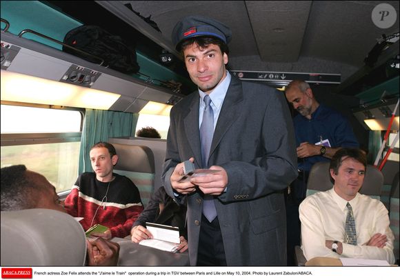 Le rugbyman français Christophe Dominici assiste à l'opération J'aime le Train lors d'un voyage en TGV entre Paris et Lille le 10 mai 2004. Photo de Laurent Zabulon/ABACA.