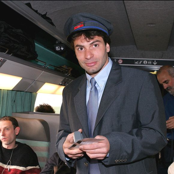 Le rugbyman français Christophe Dominici assiste à l'opération J'aime le Train lors d'un voyage en TGV entre Paris et Lille le 10 mai 2004. Photo de Laurent Zabulon/ABACA.
