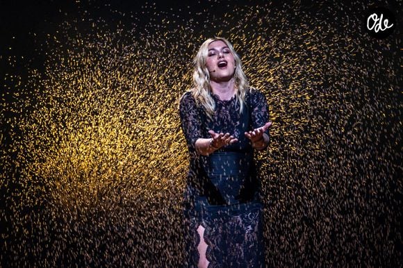 Louane lors de la deuxième demi-finale du 69e Concours Eurovision de la chanson, à l’Arena St. Jakobshalle, en 2025. Photo : Jens Büttner/dpa/ABACAPRESS.COM