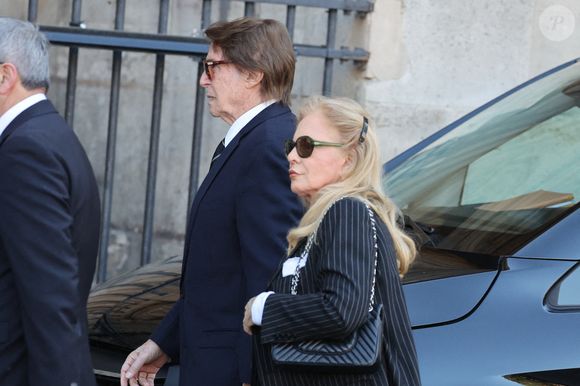 Sylvie Vartan et son mari Tony Scotti - Obsèques de Nathalie Baye en l'église Saint-Sulpice à Paris le 24 avril 2026. © Dominique Jacovides - Coadic Guirec / Bestimage